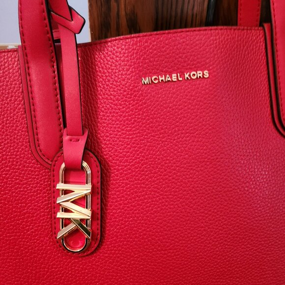 NWT Michael kors XL EW Eliza Crimson Reversible Textured Tote with Wrist-let - Picture 10 of 11